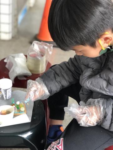 林欣葶 - 返鄉服務營隊帶領小朋友做活動