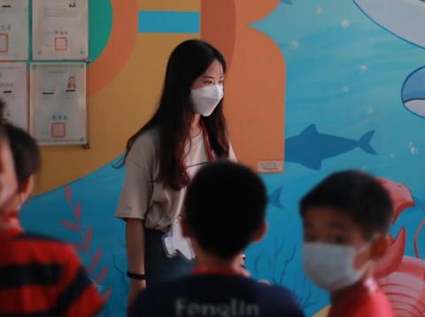 林欣葶 - 返鄉服務營隊帶領小朋友做科學活動