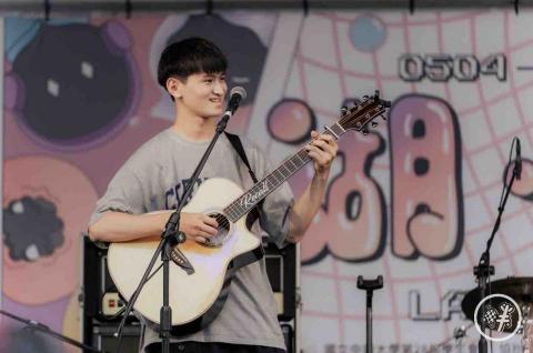 只要一堂課超級速成學彈唱！ 劉宗倫線上、實體吉他老師、 - 湖畔音樂祭演出