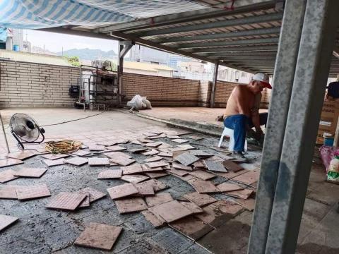 陳義平 - 屋頂抓漏水拆除簡易防水漆磁磚和打到漏水位置做8層防水