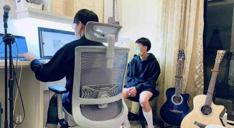 只要一堂課超級速成學彈唱！ 劉宗倫線上、實體吉他老師、 - 實體上課畫面2