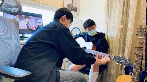 只要一堂課超級速成學彈唱！ 劉宗倫線上、實體吉他老師、 - 實體上課畫面1