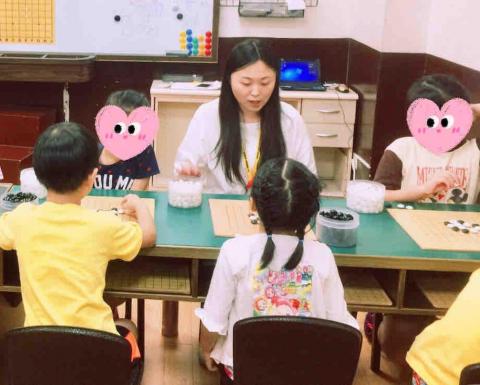 張耘瑄 - 實體課程帶領學生下棋