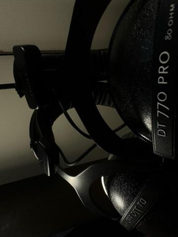 小樹☺︎ - 自行錄製配音時，所使用之監聽設備Beyerdynamic DT 770 PRO 80Ω 專業封閉式監聽耳機。