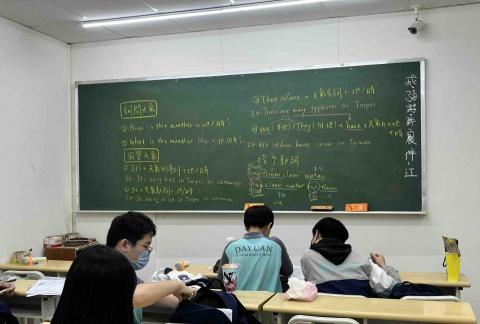 Sabrina（目前僅接線上） - 補習班擔任英文輔導老師，不只上台解題，還會教導文法～