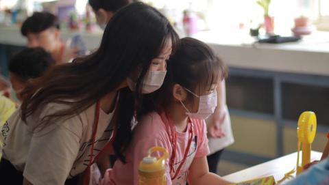 林欣葶 - 返鄉服務營隊帶領小朋友做科學實驗