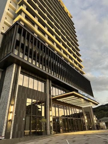 睿奇燈光工程有限公司 - 八里喜來登外牆