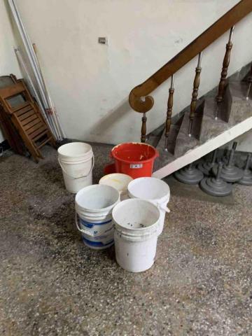 昶隆公司【抓漏專門】漏水免打牆處理/管內灌注補漏/冷水管/熱 - 派上6個大大小小的桶子來接水