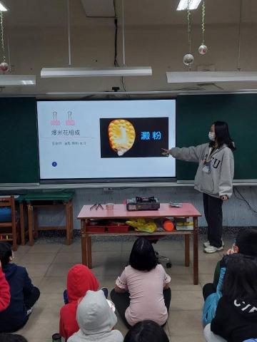 Lavender 邱薰逸 - 營隊活動的講解照片