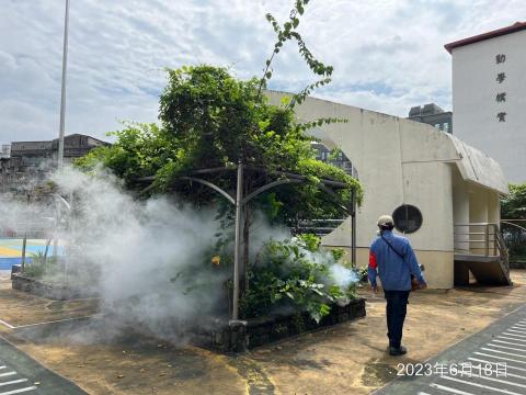 富士除蟲實業有限公司 - 校園室外花圃水溝煙燻消毒作業
