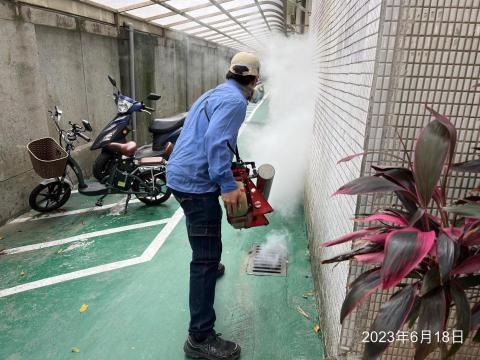 富士除蟲實業有限公司 - 校園水溝煙燻消毒作業