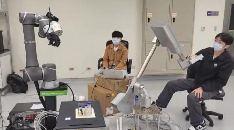 沈意軒 - 中央研究院 遠端控制機械手臂 專題研究