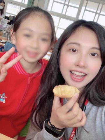 曾佳儀 - 營隊上烹飪課程，小朋友親手做甜點送給我