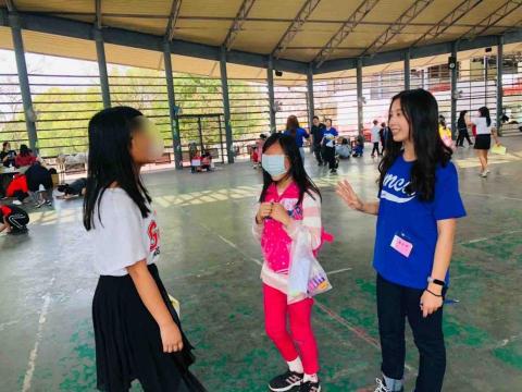 曾佳儀 -  營隊中帶領小朋友闖關