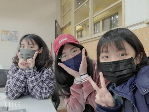 林亭宇 - 大學英文教學TA經驗（我在中間，有學生兩位）