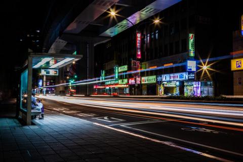 攝影拓荒者 - 目前拍的最滿意的街拍 透過慢快門來呈現出不一樣的效果