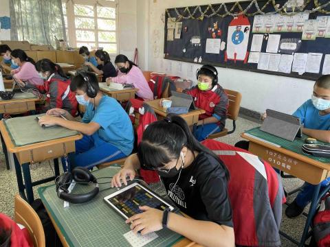 華欣老師鋼琴/樂理教學 - 教導學生使用音樂app