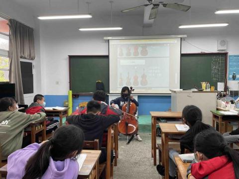 華欣老師鋼琴/樂理教學 - 親自讓學生聽聽大提琴的音色