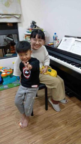 華欣老師鋼琴/樂理教學 - 鋼琴家教，教小一弟弟