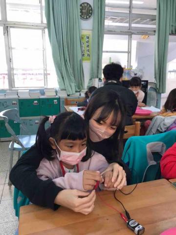 李姸霈 - 科普計畫：山林中的魔法樹
（此圖為實驗教學過程）