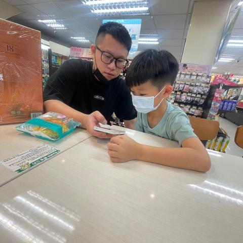 提供股票穩懋服務的專家洪嘉懋