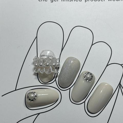 Ling Meng Li -  優雅氣質白