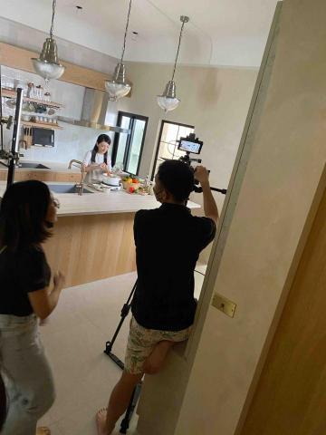 珍珠美室 時尚彩妝造型 - 廣告拍攝中~女主角好上鏡頭呢! 珍珠美室 時尚彩妝造型 - 廣告拍攝中~女主角好上鏡頭呢!