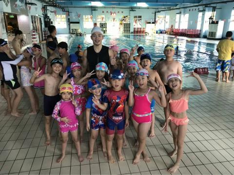 快樂游泳教練 - 汐止運動中心幼兒童結業典禮照