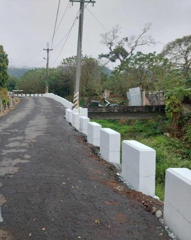 玉興開發有限公司 - 新作塊狀護欄