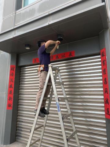 王焌儕 - 燈具安裝