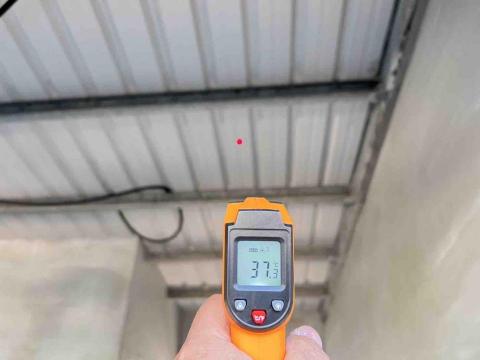 邱士育 - 鐵皮屋頂已經上完石英珊泥隔熱漆的溫度