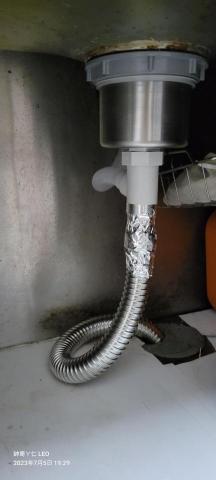 郡祥   居家修繕工作室 - 老夫人廚房流理台提籠墊圈老化變形
每次使用都會漏水，更換後解決了他每天使用上的困擾。