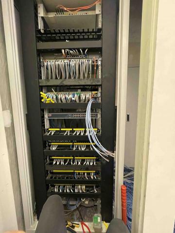 廖先生 - 機房線路查修