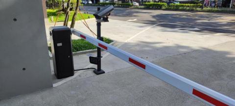 永久科技整合服務有限公司 - 車道車牌辨識＋直臂式柵欄機