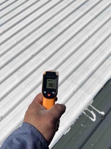 邱士育 - 鐵皮屋頂已經上完石英珊泥隔熱漆的溫度