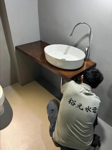 魏華建 - 洗手台安裝