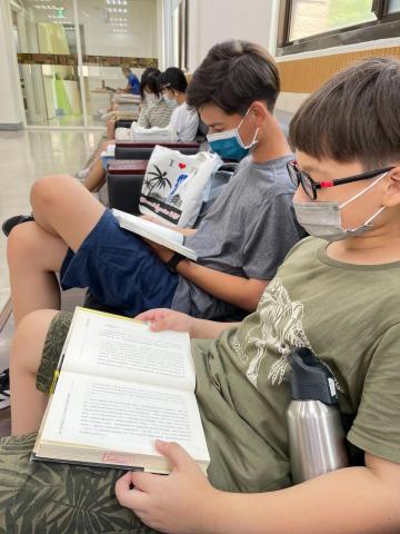 吳彥含 - 帶小朋友一起去圖書館