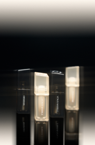 陳羿勳 - VENUS MARLE 黑曜石系列唇釉
執行項目：產品設計/包裝設計/商業攝影