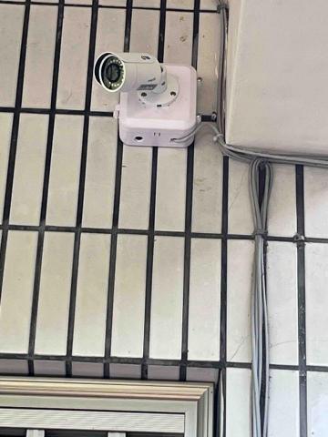 哈登監視器 - 室外安裝監視器。加裝防水盒 保護線路 避免潮濕、雨水