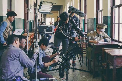 葉明勳 - 從腳本、分鏡、美術、拍攝、到後製剪輯調光配樂,培養完整的專業影像製作默契最重要的是:讓團隊成員共同創作且樂在其中。 葉明勳 - 從腳本、分鏡、美術、拍攝、到後製剪輯調光配樂,培養完整的專業影像製作默契最重要的是:讓團隊成員共同創作且樂在其中。