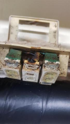 林清華 - 插座燒毀，真的很危險