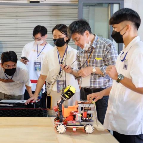 盧建均 - 東京威力科創機器人大賽(右一) 盧建均 - 東京威力科創機器人大賽(右一)