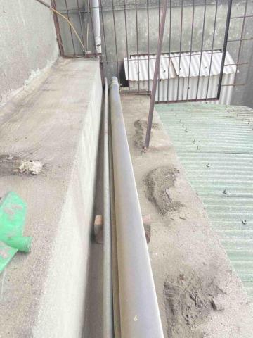 冠承防水工程 - 素地清淨、廢棄物剔除、水管墊高。