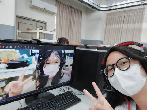 Jenny📚線上英文家教 - 在教育部數位學伴計畫當中與我所教的學生所拍攝的照片，該學生聰明認真成績水平一直保持得很好(期中100分，期末95分)