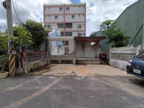 阿嘎 - 老房子 共用屋頂拆除一半 屋內隔間打除天井打除