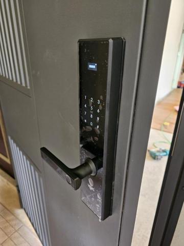 超認真大叔電子鎖 - VOC X7