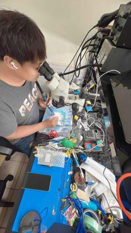 房小岩 - 工作中