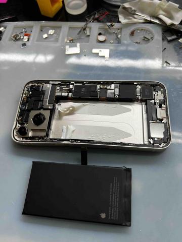 房小岩 - IPhone 14 汽車輾過維修