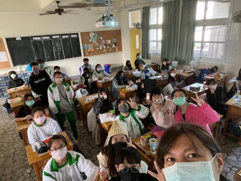 汪玟君 - 擔任鼓山高中(國中部)日語社社團老師