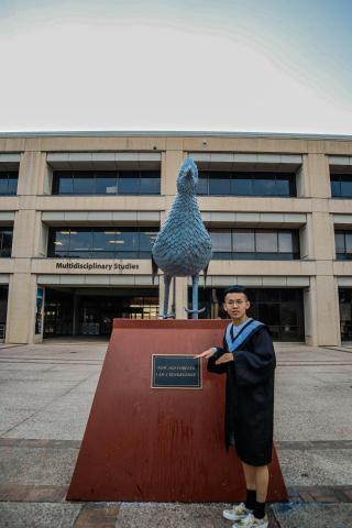 黃柏文 - 穿學士服在德州大學的吉祥物雕像拍紀念照